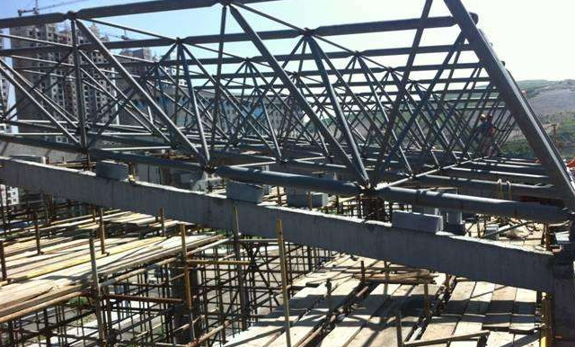 汉中简述网架公司的黑色压型钢板的吊装步履